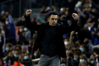 ĆAVIJU SE "DRMA STOLICA": Laporta UDARIO na trenera Barselone!