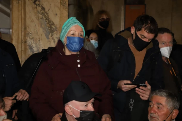 DANIMA PLAČEM, USTUPILA MI JE NJENU KUĆU: Lepa Lukić u SUZAMA, otkrila sve o poznanstvu sa Merimom Njegomir! (VIDEO)