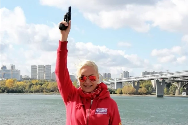 RUSKA POLITIČARKA SE SKINULA GOLA I BACILA U SNEG! Sve puca na minus dvadeset stepeni, a onda je atraktivnu plavušu sačekalo nešto čemu se nije nadala! (VIDEO)