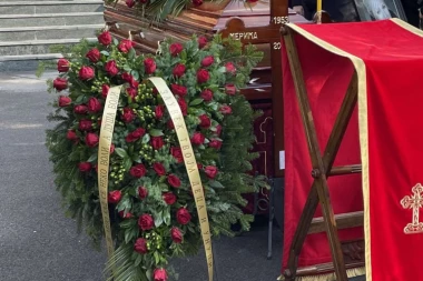 TAJNA IZA PORUKE NA VENCU "ŠTO JE LEPO KAD SE NEKO VOLI" TERA SUZE NA OČI: Evo zbog čega su deca i unuci Merimu Njegomir ispratili sa OVOM porukom! (FOTO)