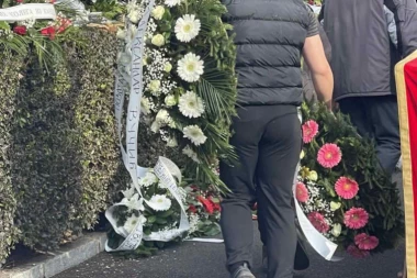 PREDSEDNIK ALEKSANDAR VUČIĆ SE OPROSTIO OD MERIME NJEGOMIR! Venac sa gerberima, koji je poslao, izazvao pažnju, ali i probudio emocije! (FOTO/VIDEO)