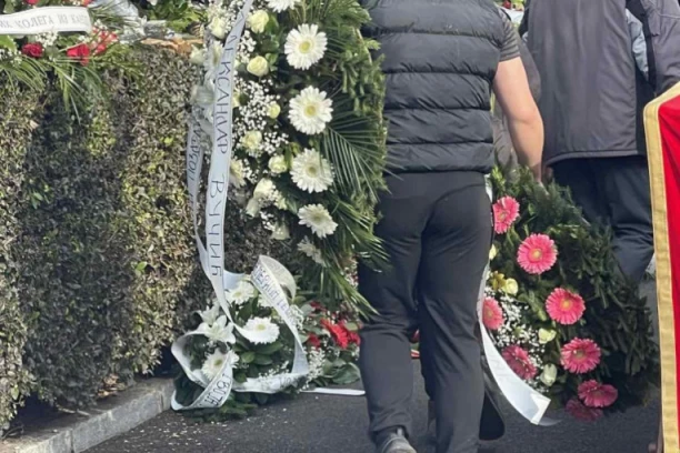 PREDSEDNIK ALEKSANDAR VUČIĆ SE OPROSTIO OD MERIME NJEGOMIR! Venac sa gerberima, koji je poslao, izazvao pažnju, ali i probudio emocije! (FOTO/VIDEO)