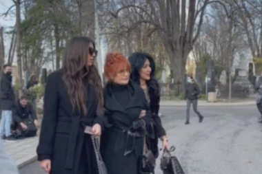 UDOVICA TOZOVCA STIGLA NA SAHRANU MERIME NJEGOMIR! Neutešna Emilija je samo pre nekoliko meseci sahranila svog voljenog, a sada i nju! (VIDEO)