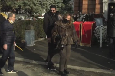 ANA BEKUTA SASTAVLJENA SA BOLOM, NE ZNA KUD UDARA: Na sahrani kume Merime Njegomir, pevačica potpuno unezverena! (VIDEO)