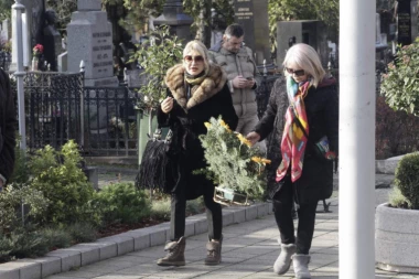 SRCE DA PREPUKNE! Potresne scene na Novom Groblju, Milena Plavšić ne može da zaustavi suze nad kovčegom Merime Njegomir! (VIDEO)