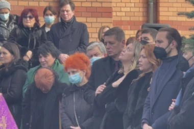 DRAMA NA SAHRANI MERIME NJEGOMIR: Ćerki se slošilo, svi se UPLAŠILI kada je počela da PADA! (VIDEO)