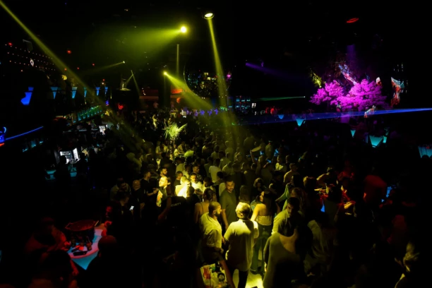 ZARAŽENOG KORONOM ZAVEŽU ZA KREVET I GRLE GA I LJUBE DA BI I SAMI DOBILI VIRUS! Cure zastrašujući detalji sa KOVID-žurki, JEDNA OSOBA JE VEĆ UMRLA!