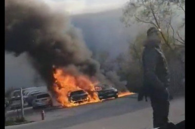JEZIVE SCENE NA MESTU EKSPLOZIJE: Gore automobili ispred fabrike raketnog goriva! (VIDEO)
