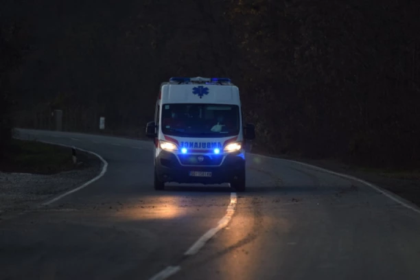 TEŠKA SAOBRAĆAJKA KOD KRAGUJEVCA! Na terenu policija i Hitna pomoć: AUTOMOBIL SLETEO SA PUTA! (VIDEO)