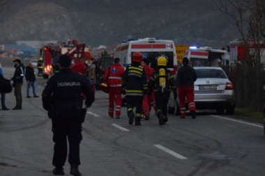 TOTALNA BLOKADA, POLICIJA NE DOZVOLJAVA PROLAZ: Evo kakvo je stanje u uništenoj fabrici u Leštanima!