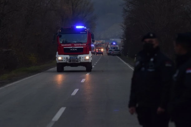 BRATE, LETELI SMO SVI: Jedan radnik izletzeo iz dizalice posle eksplozije, svi povređeni imaju TEŠKE POVREDE!