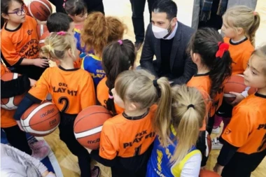 MOĆNA PORUKA IZ BUJANOVCA: Ministar Udovičić posetio obnovljeni sportski centar - deca dobila najbolju opremu i rekvizite!