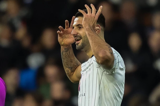 NASTAVLJA DA REŠETA MREŽE: Mitrović stigao do 35. gola u sezoni! (VIDEO)