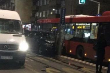 SAOBRAĆAJKA U VOJVODE STEPE: Sudar autobusa i putničkog automobila