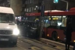 SAOBRAĆAJKA U VOJVODE STEPE: Sudar autobusa i putničkog automobila