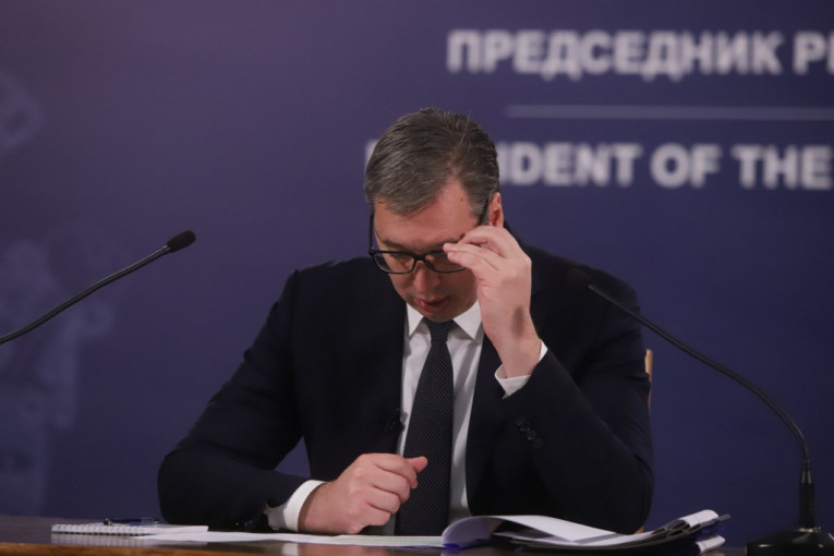 OTKRIVAMO! PREDSEDNIK SAM PROTIV SVIH: Spavači iz SNS ruše Vučića!