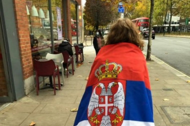 NEVEROVATNA SCENA U ENGLESKOJ: Devojčica koja obožava Mitrovića šeta ulicom OGRNUTA srpskom zastavom! (FOTO)