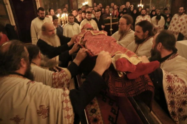 MOŠTI STEFANA DEČANSKOG PRESVUČENE U MANASTIRU VISOKI DEČANI: Vladika Teodosije izvršio čin presvlačenja