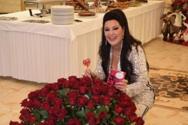 ŠOK NA SNIMANJU NOVOGODIŠNJEG PROGRAMA! Dragani Mirković stigao ogroman buket ruža, svi ZANEMELI kada je pročitala PORUKU I OD KOGA JE!(VIDEO)