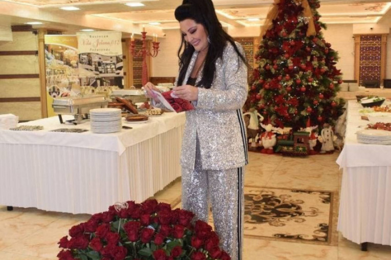 Dragana Mirković dobila cveće od muža