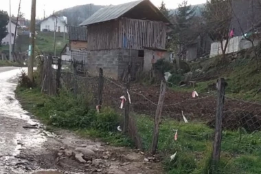 SELO NADOMAK PRIJEPOLJA PLIVA U FEKALIJAMA: Ugroženo 30 kuća - preti opšta zaraza (FOTO)