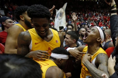 LEKARI MU SE BORE ZA ŽIVOT: Američki košarkaš UPUCAN u glavu u sačekuši ispred noćnog kluba!