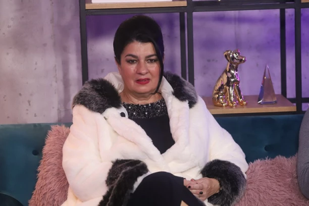 Prvi put zajedno u javnosti! Saška Karan sa suprugom i ćerkom Miljanom na svadbi kod Mladena i Jelene, sve oči uprte u njih! (VIDEO)