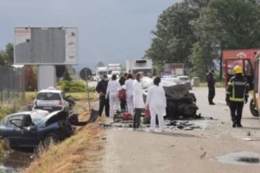 TEŽAK UDES NA ZLATIBORU: Automobil potpuno prepolovljen