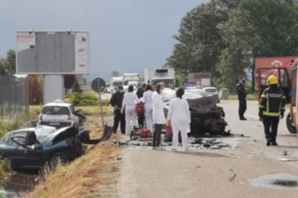 TEŽAK UDES NA ZLATIBORU: Automobil potpuno prepolovljen