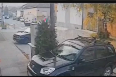 UZEMIRUJUĆI SNIMAK SUDARA U NOVOM SADU: Taksi se prevrnuo na krov, povređene tri osobe