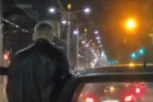 NEĆETE VEROVATI ŠTA OVAJ ČOVEK RADI DOK ČEKA DA MU SE UPALI ZELENO SVETLO U BULEVARU KRALJA ALEKSANDRA! Nevaspitano i bahato dozlaboga! (VIDEO)