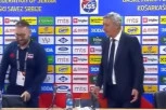 ŠTA SI MI UVALIO OVU STOLICU? Kari Pešić napravio ŠOU na konferenciji! (VIDEO)