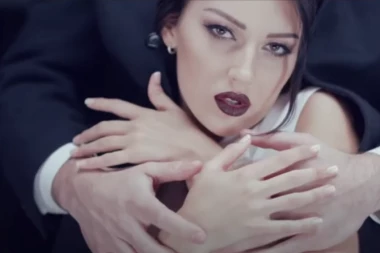 DOK JE MUŽ PREKO BARE: Aleksandra Prijović obnažena u krevetu sa zgodnim manekenom (VIDEO)