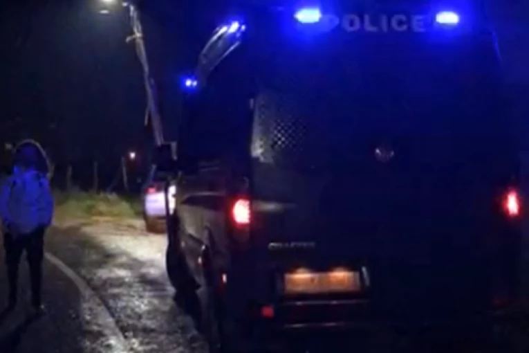 DA LI JE OVO UZROK MASAKRA KOD DEČANA? Mladić ispalio rafal iz kalašnjikova u pun autobus jer su ga IZBACILI IZ VOZILA! (VIDEO)