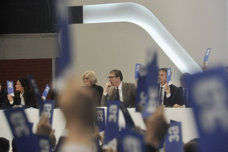 ODLOŽEN IZBOR PREDSEDNIKA SNS! Naprednjaci izabrali potpredsednike, Vučić ostaje na čelu stranke!