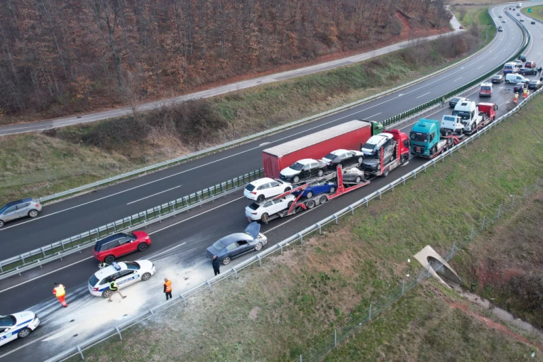 DETALJI NESREĆE NA AUTOPUTU MILOŠ VELIKI: U lančanom sudaru učestvovala 3 kamiona, 5 osoba povređeno