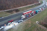 DETALJI NESREĆE NA AUTOPUTU MILOŠ VELIKI: U lančanom sudaru učestvovala 3 kamiona, 5 osoba povređeno