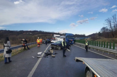 TEŠKA SAOBRAĆAJNA NESREĆA KOD ZRENJANINA: Kolima usmrtio vozača kombija, prešao u suprotnu traku i izazvao udes
