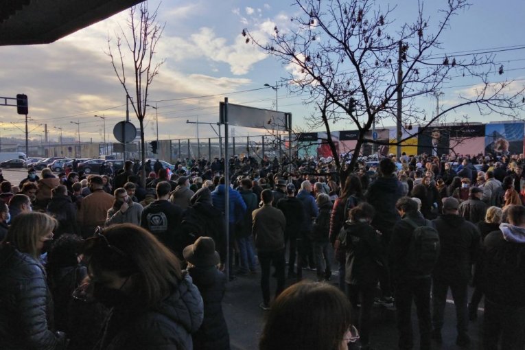 ODBLOKIRANA MOSTARSKA PETLJA: Demonstranti obustavili saobraćaj u centru Beograda, auto-put kod Sava Centra još uvek neprohodan