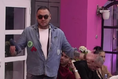 HAOS ZA CRNIM STOLOM! Car UPOREDIO Maju i Dalilu: OSAKATILI SMO SVE OKO NAS! (VIDEO)