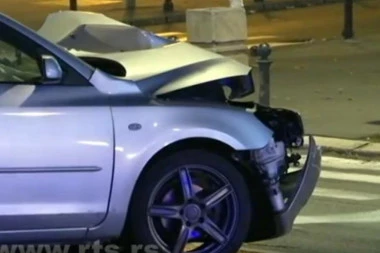 TEŠKA SAOBRAĆAJNA NESREĆA U LAZAREVCU:  "Golfom" naleteo na parkirani "Reno" i POGINUO, jedna žena povređena!