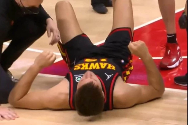 BOGDANOVIĆ JAUKAO OD BOLOVA PA IZNET SA TERENA: Jeziva POVREDA srpskog košarkaša (VIDEO)