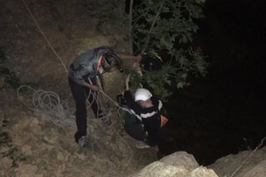 SPASILAČKA AKCIJA UŠLA U OSMI SAT: Locirana povređena žena na Divčibarima - upala u kanjon, evo u kakvom je stanju