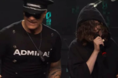 POZNATA PEVAČICA KROČILA NA SCENU ZVEZDA GRANDA, PA NAPRAVILA PRAVI HAOS:  Izašla na binu bez šminke i pod kapuljačom, ŽIRI PODIVLJAO!