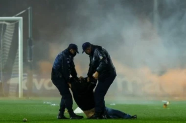 OPŠTI HAOS NA TUMBI! Navijači PAOK-a prekinuli derbi! (VIDEO)