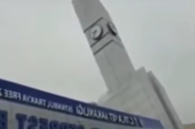 OLUJA RAZORILA ISTANBUL: Poginula jedna osoba, leteli krovovi, vetar prevrtao kamione, PAO TORANJ! (VIDEO)