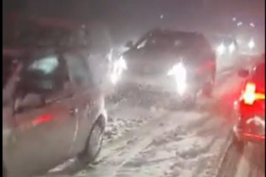 SNEG NAPRAVIO KOLAPS NA ZLATIBORU: Ogromna kolona vozila na putu, haos zbog mećave (VIDEO)