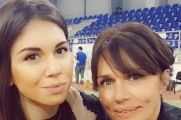 OTKRIVENO KO JE ZET JASNE ŠEKARIĆ: On je otac deteta njene ćerke i JAKO JE POZNAT! (FOTO)