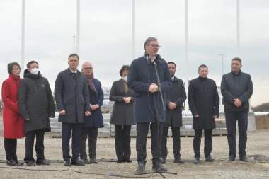 OVO MNOGIMA NIJE UPALO U OČI! Vučić je odgovarao na pitanja, a onda se desila šokantna slučajnost! PREDSEDNIK POENTIRAO! (VIDEO)