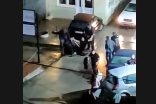 DETALJI KRVAVOG OBRAČUNA U KOSOVSKOJ MITROVICI: Tuča počela u kafiću pa se završila na ulici, uhapšena četiri mladića i JEDNA DEVOJKA (VIDEO)